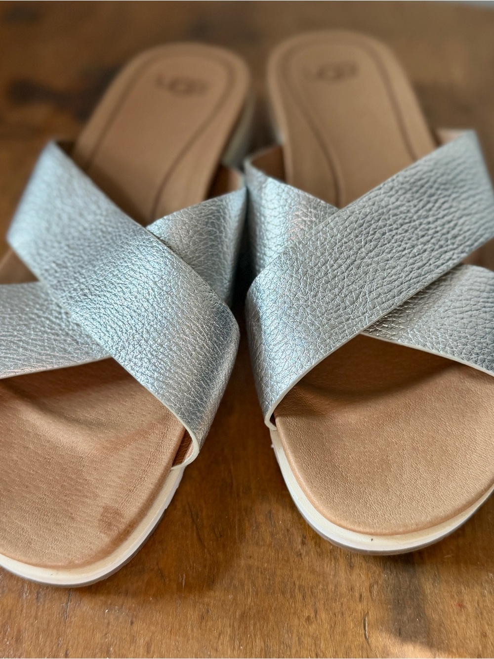 UGG Women's Kari Metallic Sandal, Silver,Beach Comfort Classic